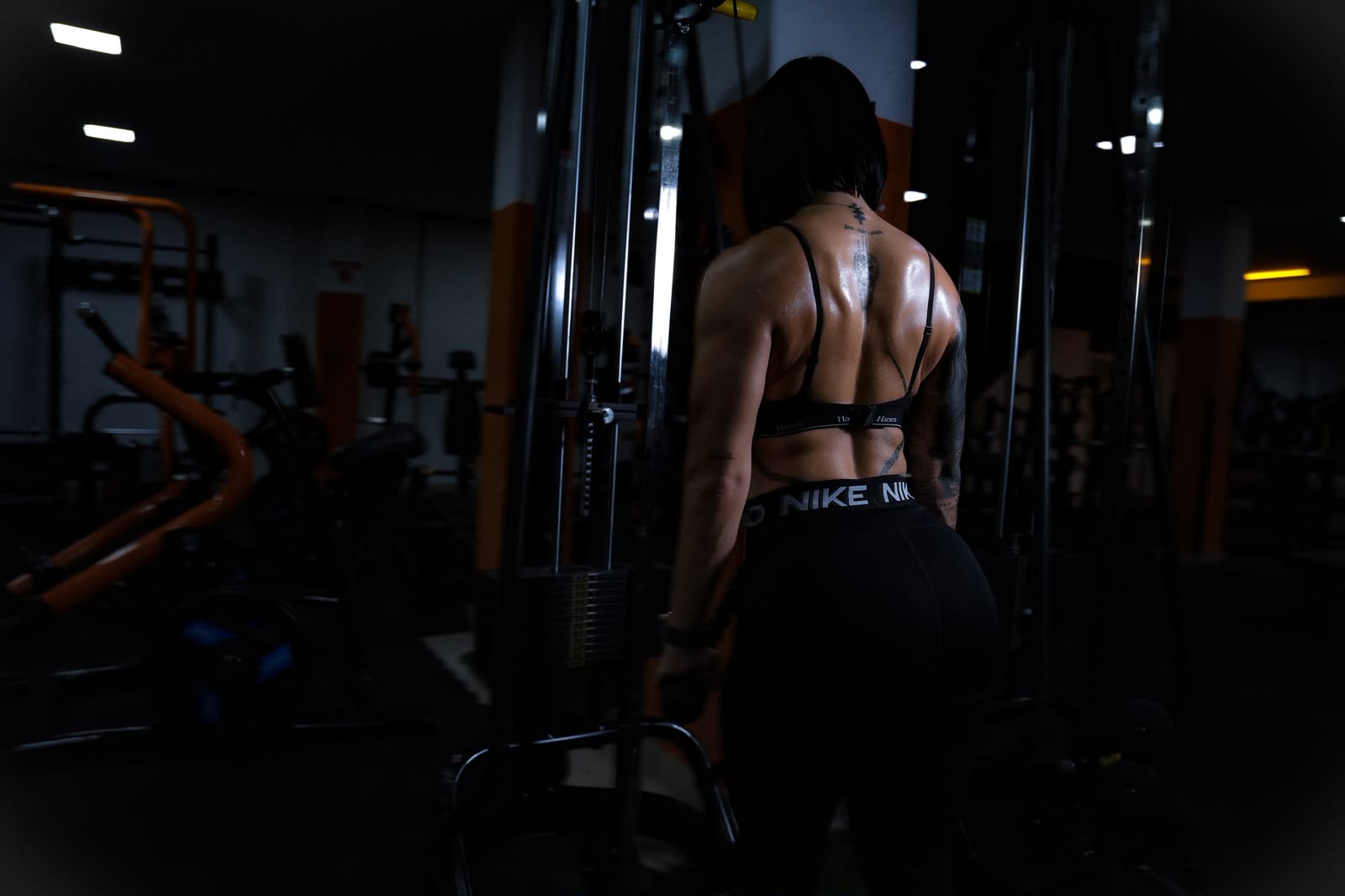 Alma at the gym, showing a strong, defined back